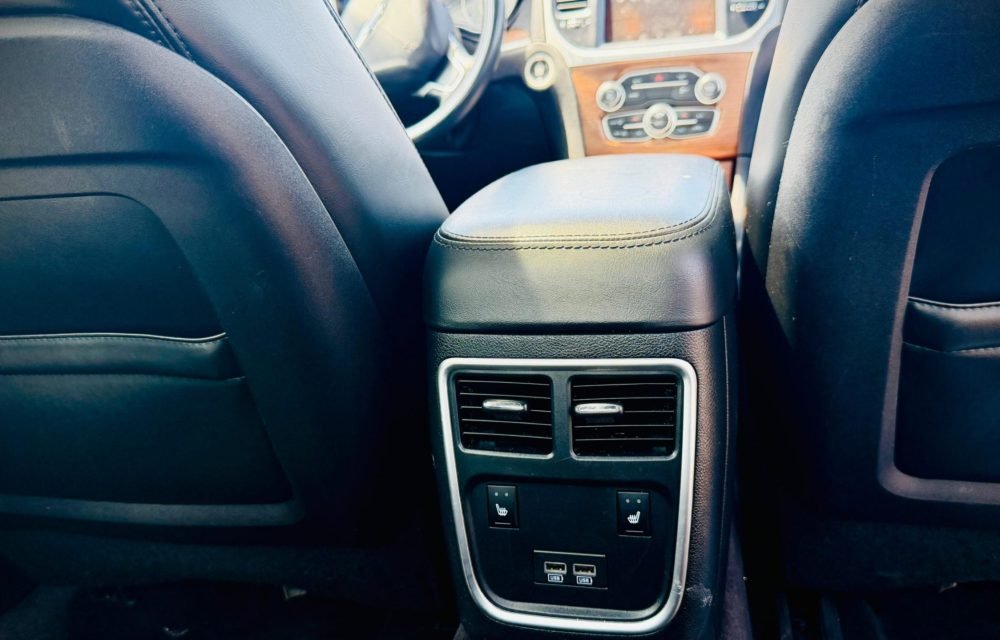 2017-Chrysler-300C-2908177356730939